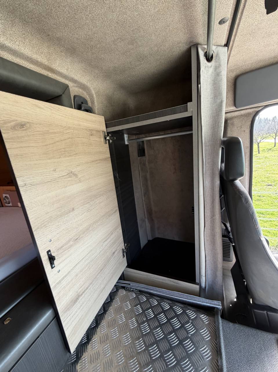 Camion chevaux 4 places + home car