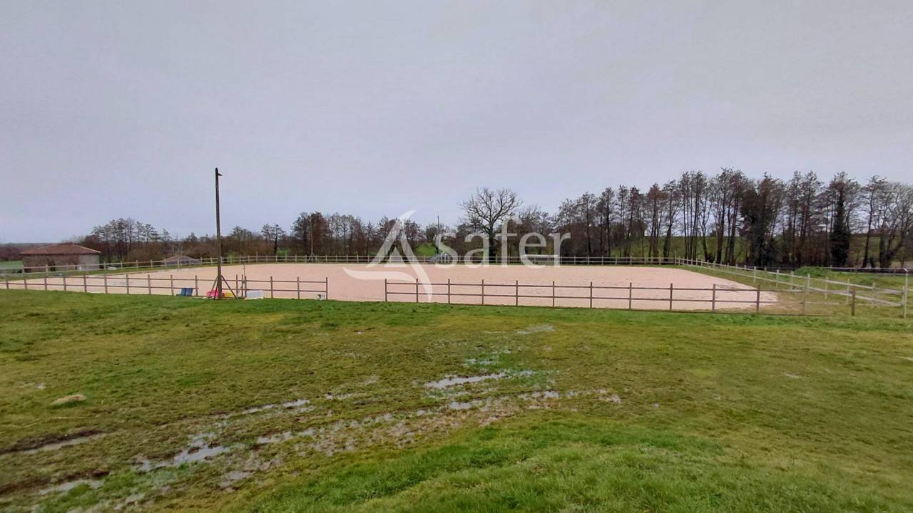 Propri&eacute;t&eacute; &eacute;questre sur environ 8 ha