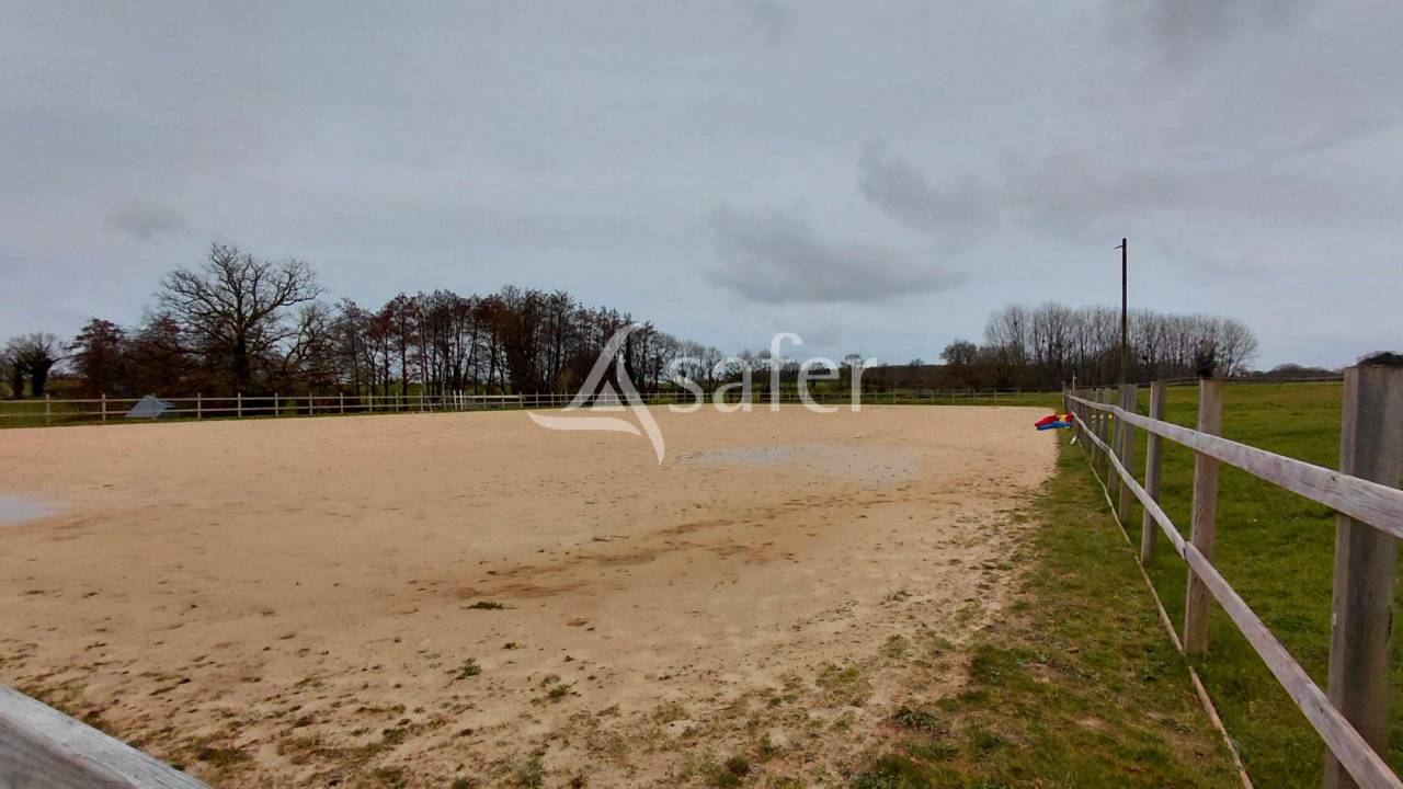 Propri&eacute;t&eacute; &eacute;questre sur environ 8 ha