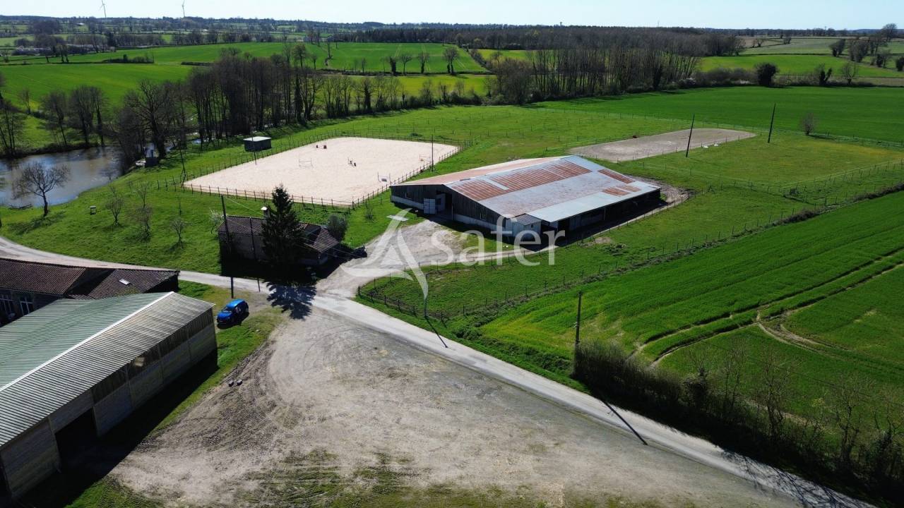 Propri&eacute;t&eacute; &eacute;questre sur environ 8 ha