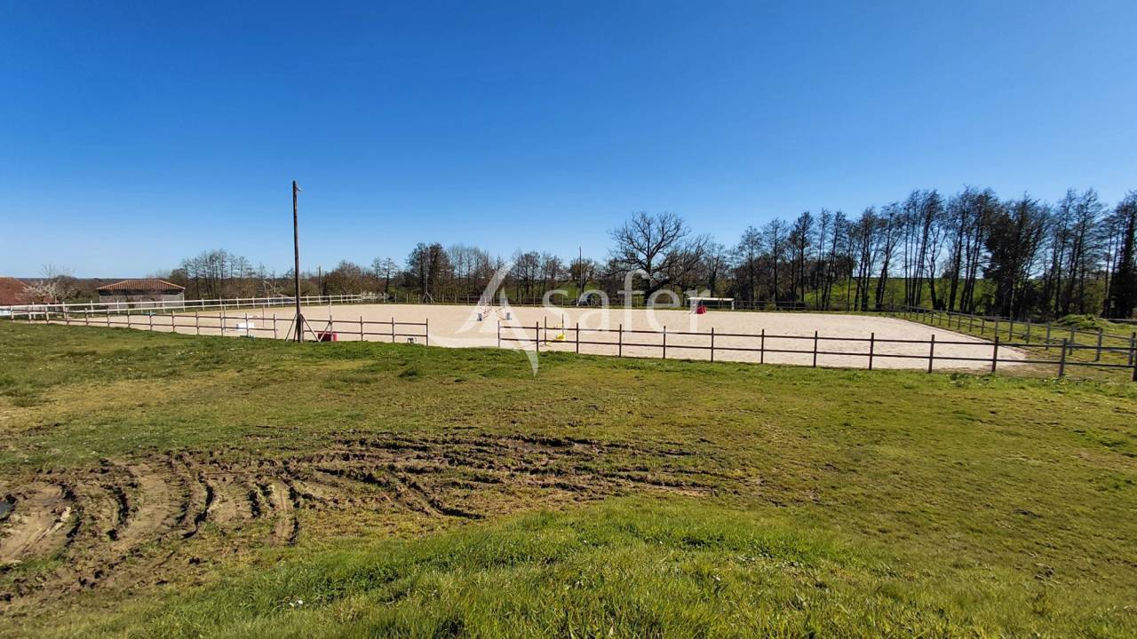 Propri&eacute;t&eacute; &eacute;questre sur environ 8 ha