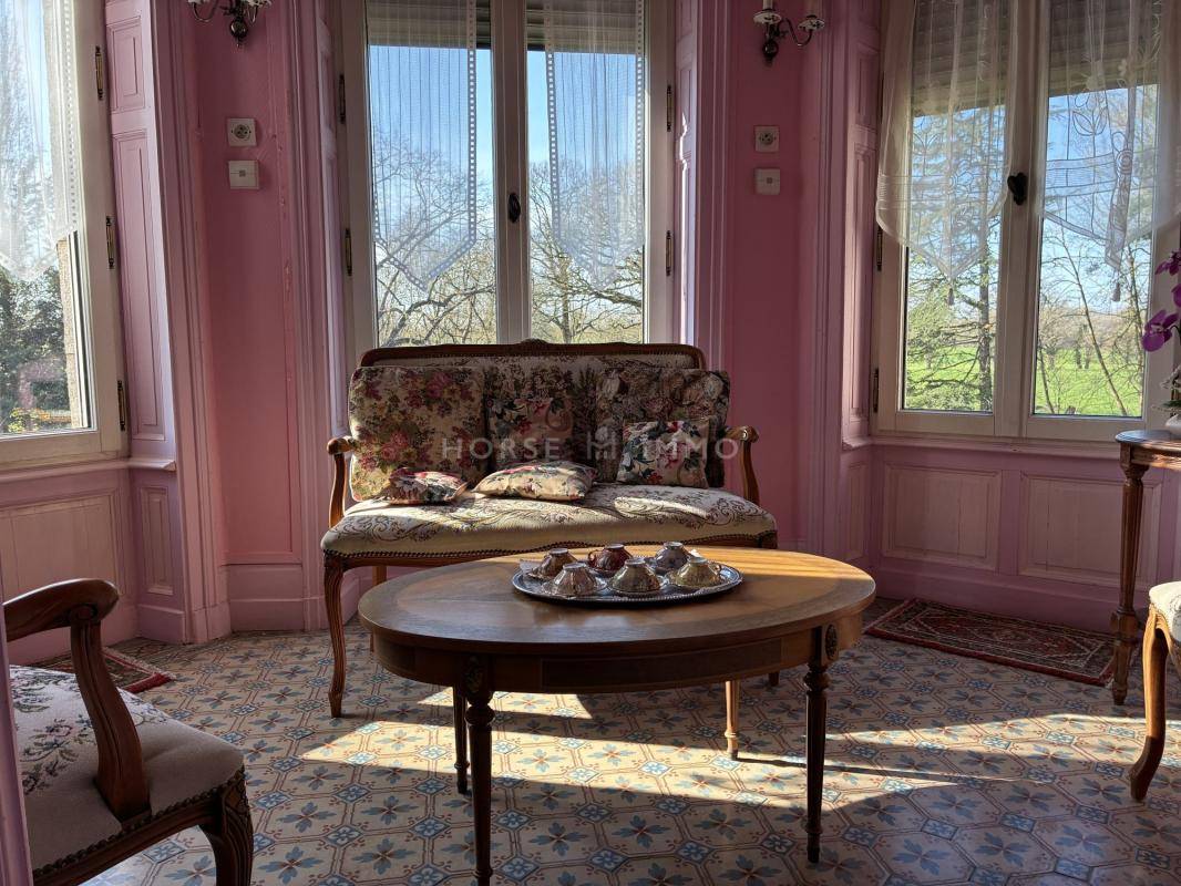 Domaine d'exception avec ch&acirc;teau XIX? si&egrave;cle, g&icirc;tes et 13