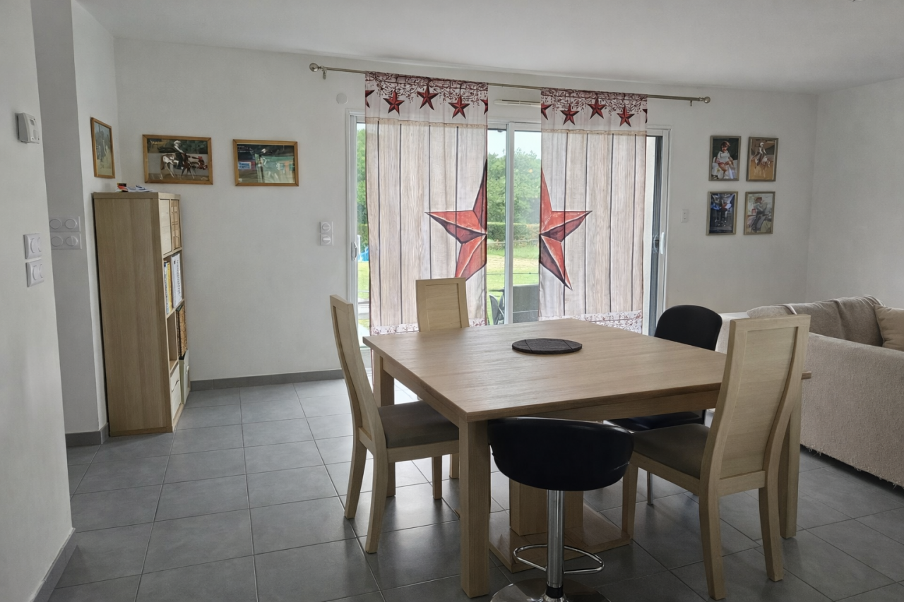 Propri&eacute;t&eacute; &eacute;questre avec &eacute;curie, man&egrave;ge et ~13ha