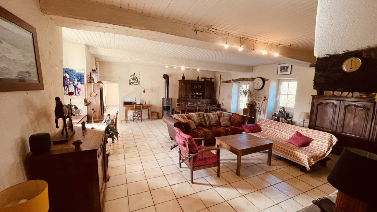 Propri&eacute;t&eacute; &eacute;questre 1,8 ha &ndash; carri&egrave;re &ndash; maison - g&icirc;te 