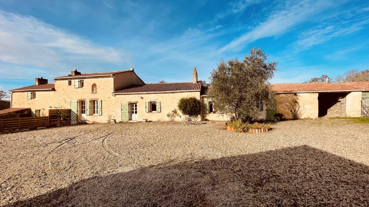 Propri&eacute;t&eacute; &eacute;questre 1,8 ha &ndash; carri&egrave;re &ndash; maison - g&icirc;te 