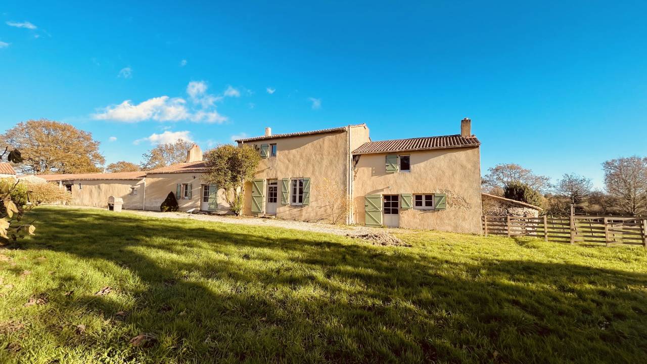 Propri&eacute;t&eacute; &eacute;questre 1,8 ha &ndash; carri&egrave;re &ndash; maison - g&icirc;te 