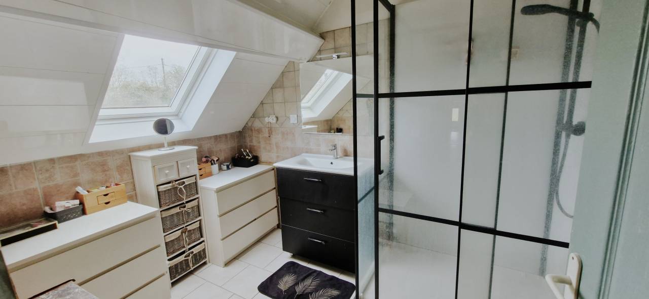 Infrastructures &eacute;questres ,  &eacute;curie, man&egrave;ge et 12 ha 