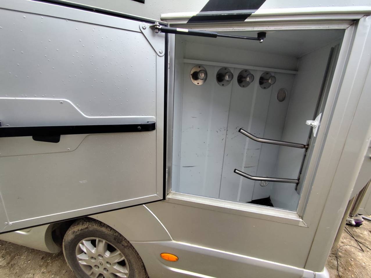 Camion chevaux carrosserie MTM 