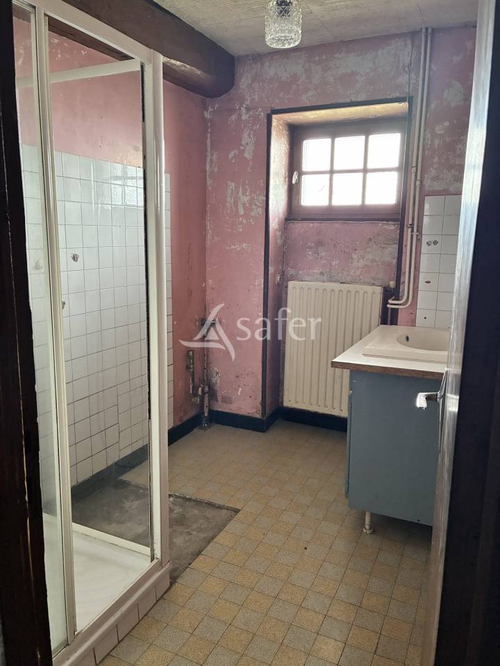 Maison &agrave; r&eacute;nover avec 7 hectares de pr&eacute;s