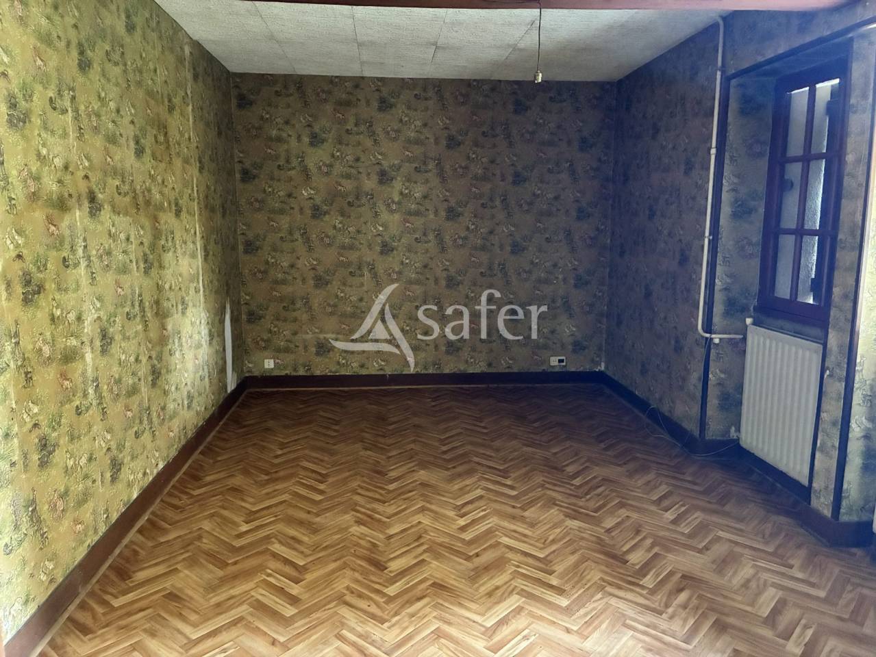 Maison &agrave; r&eacute;nover avec 7 hectares de pr&eacute;s