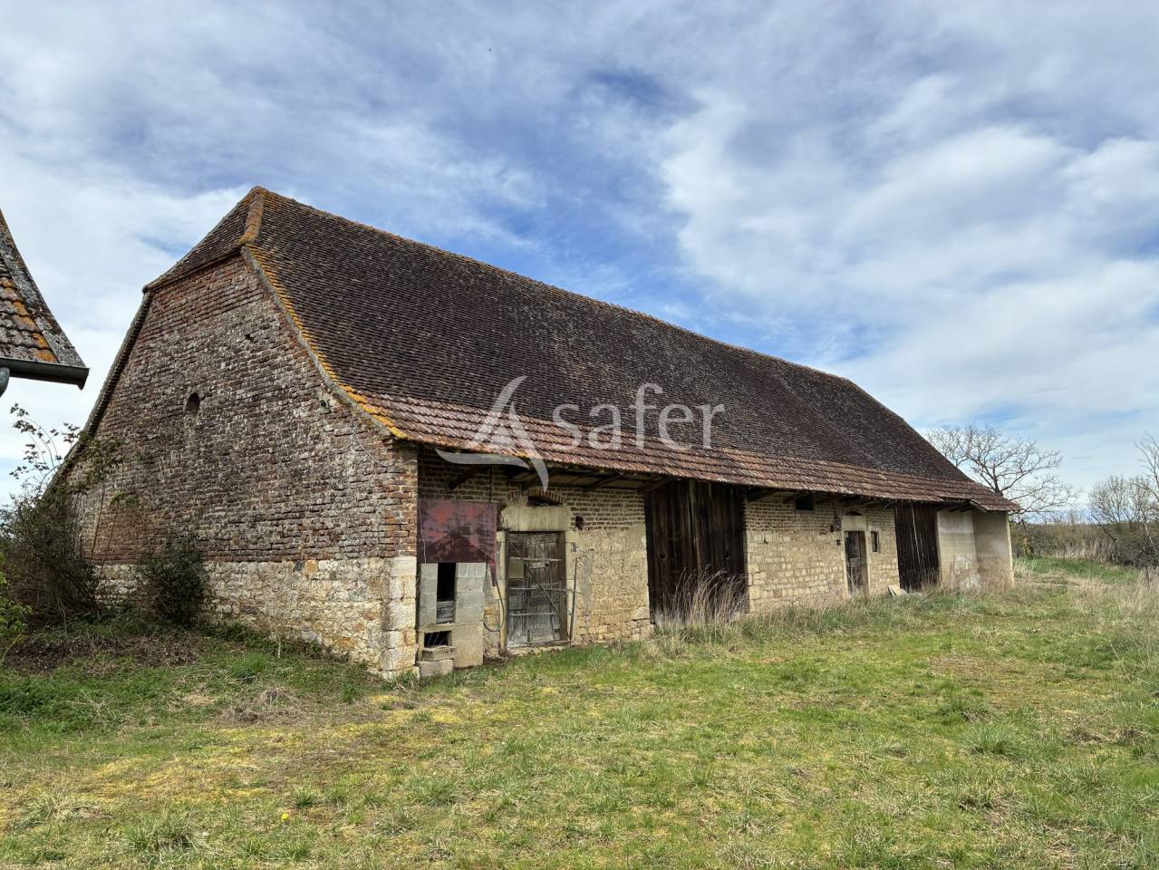 Maison &agrave; r&eacute;nover avec 7 hectares de pr&eacute;s