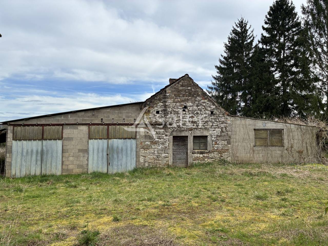 Maison &agrave; r&eacute;nover avec 7 hectares de pr&eacute;s