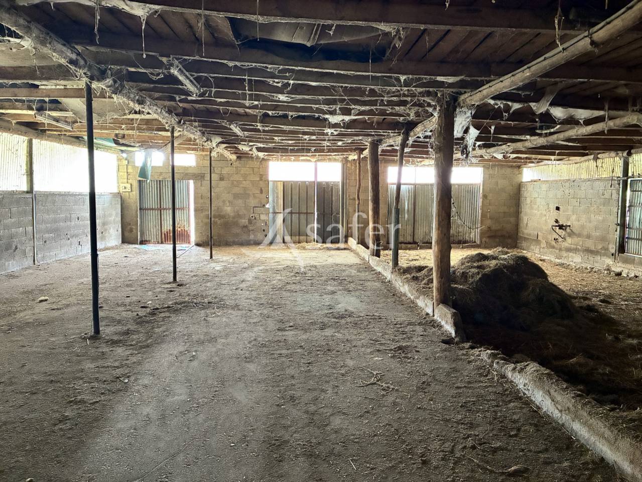 Maison &agrave; r&eacute;nover avec 7 hectares de pr&eacute;s