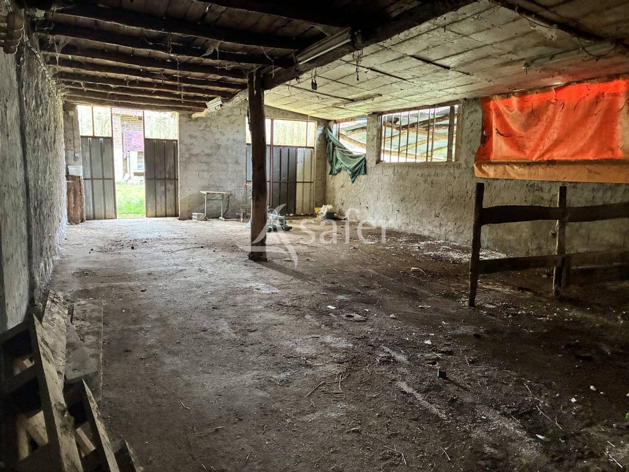 Maison &agrave; r&eacute;nover avec 7 hectares de pr&eacute;s