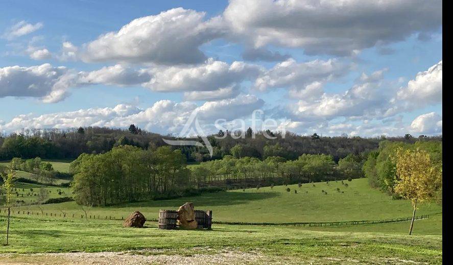 Tr&egrave;s belle propri&eacute;t&eacute; avec g&icirc;te, sur 54ha diversifi&eacute;s, avec