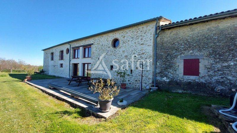 Superbe ferme r&eacute;nov&eacute;e et ses 18 hectares de terres irrigu&eacute;es