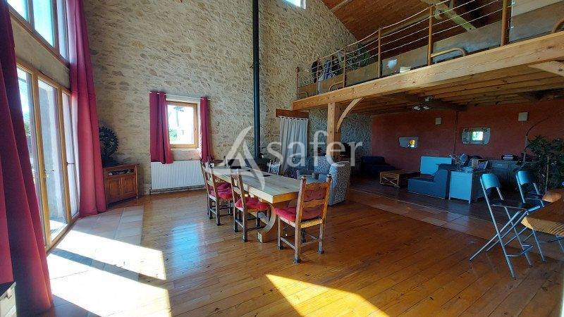 Superbe ferme r&eacute;nov&eacute;e et ses 18 hectares de terres irrigu&eacute;es