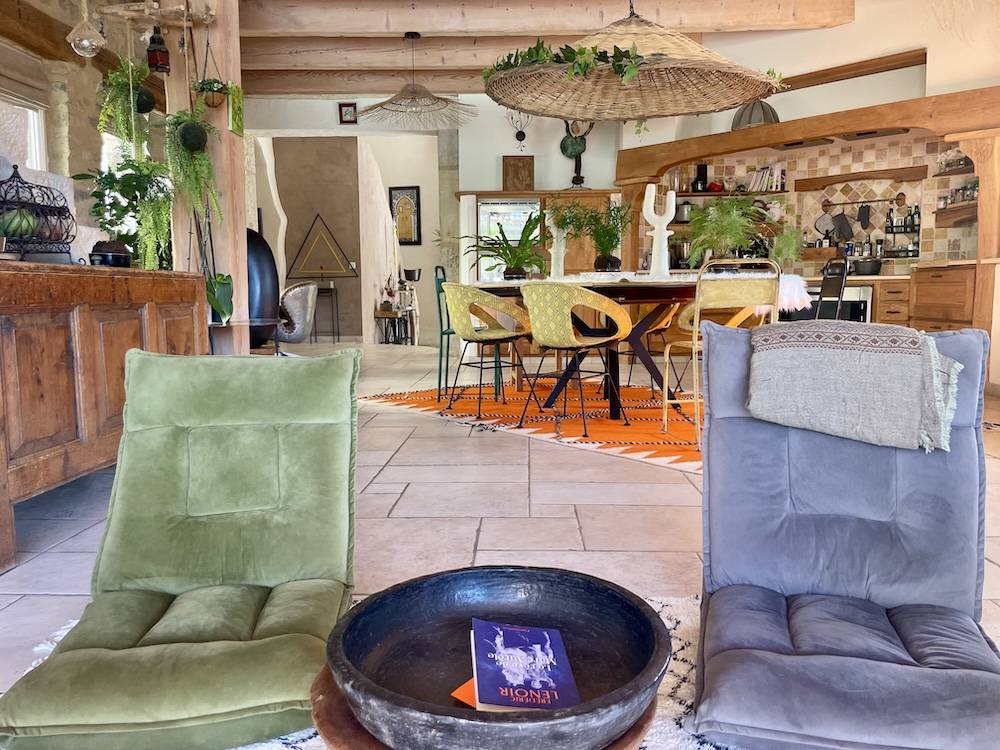 Propri&eacute;t&eacute; dans la Dr&ocirc;me de 15 hectares avec grand g&icirc;te