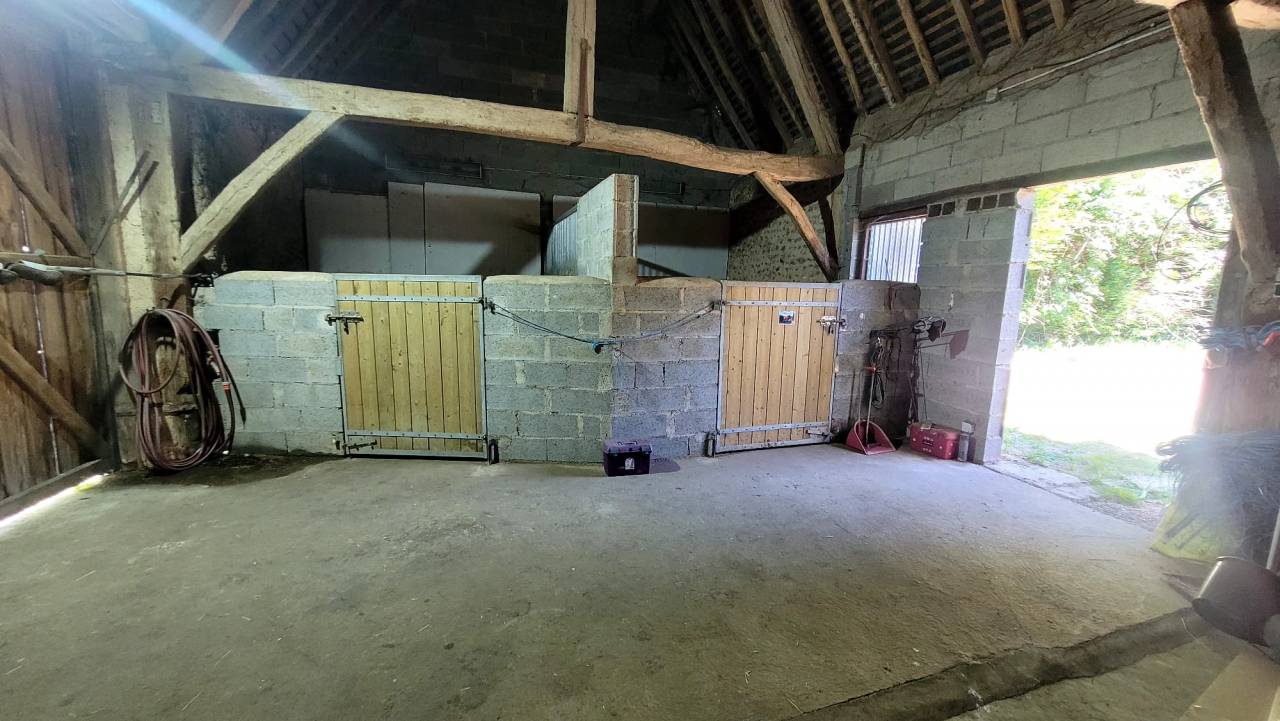 Propri&eacute;t&eacute; &eacute;questre priv&eacute;e CHATEAUDUN - carri&egrave;re, 2boxes