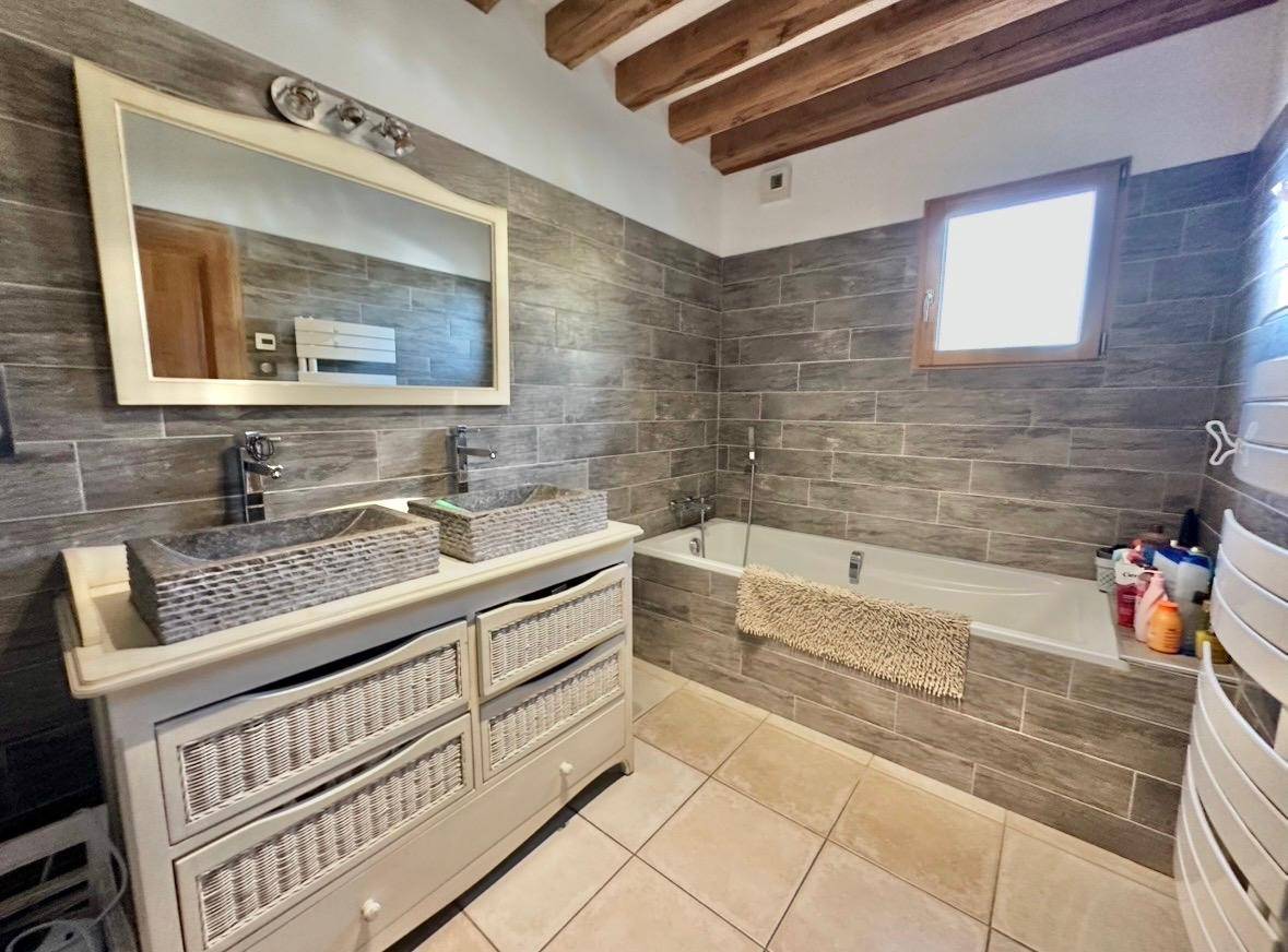 6 hectares, boxes et maison VERNEUIL SUR AVRE 