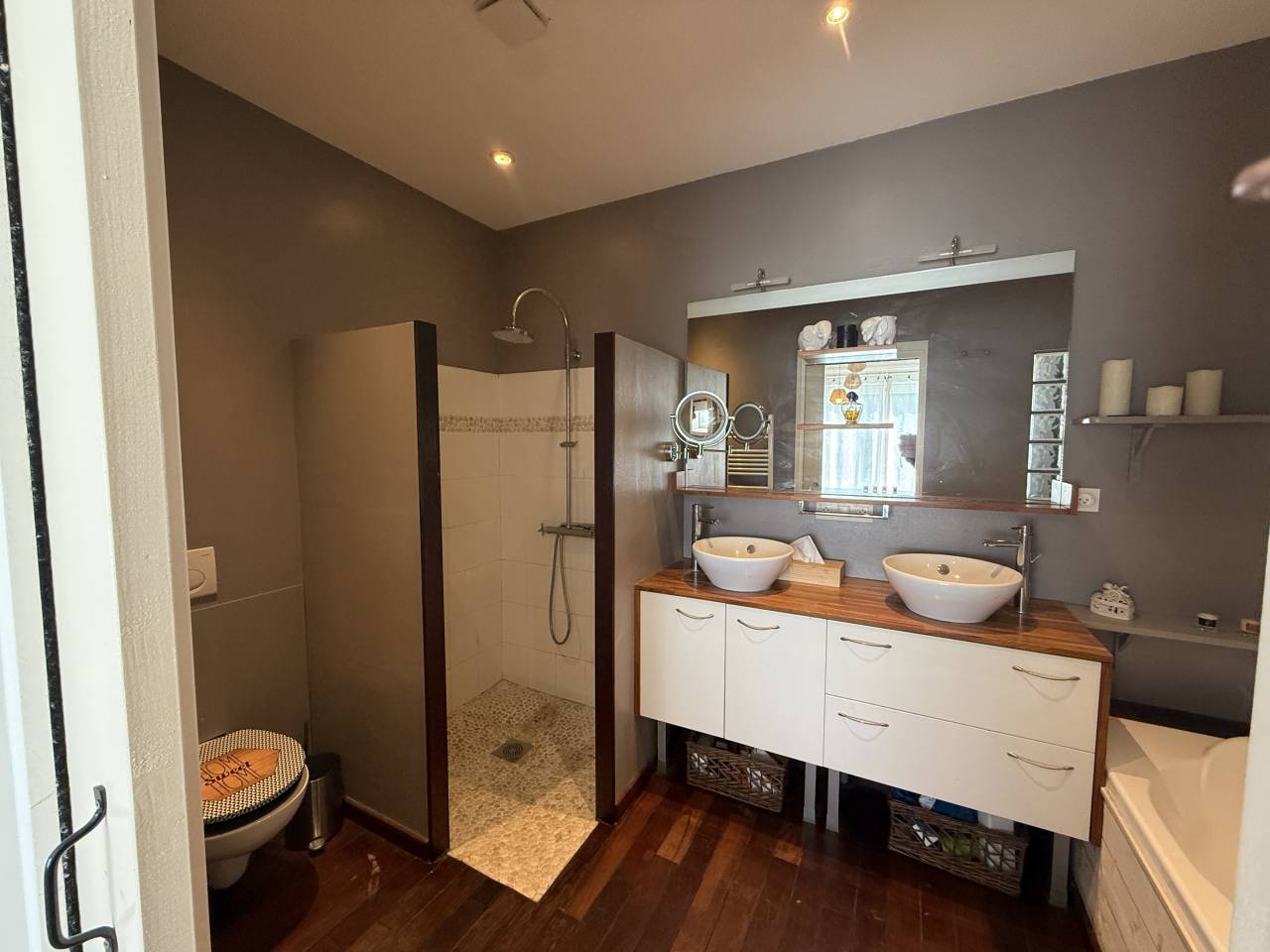 &Agrave; 20 min de St-&Eacute;milion et 10 min de Branne, 2 logements