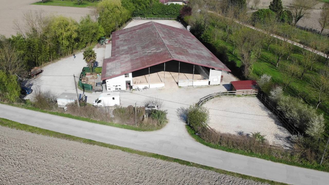 Etablissement &eacute;questre en activit&eacute; sur 9 ha - Is&egrave;re (38