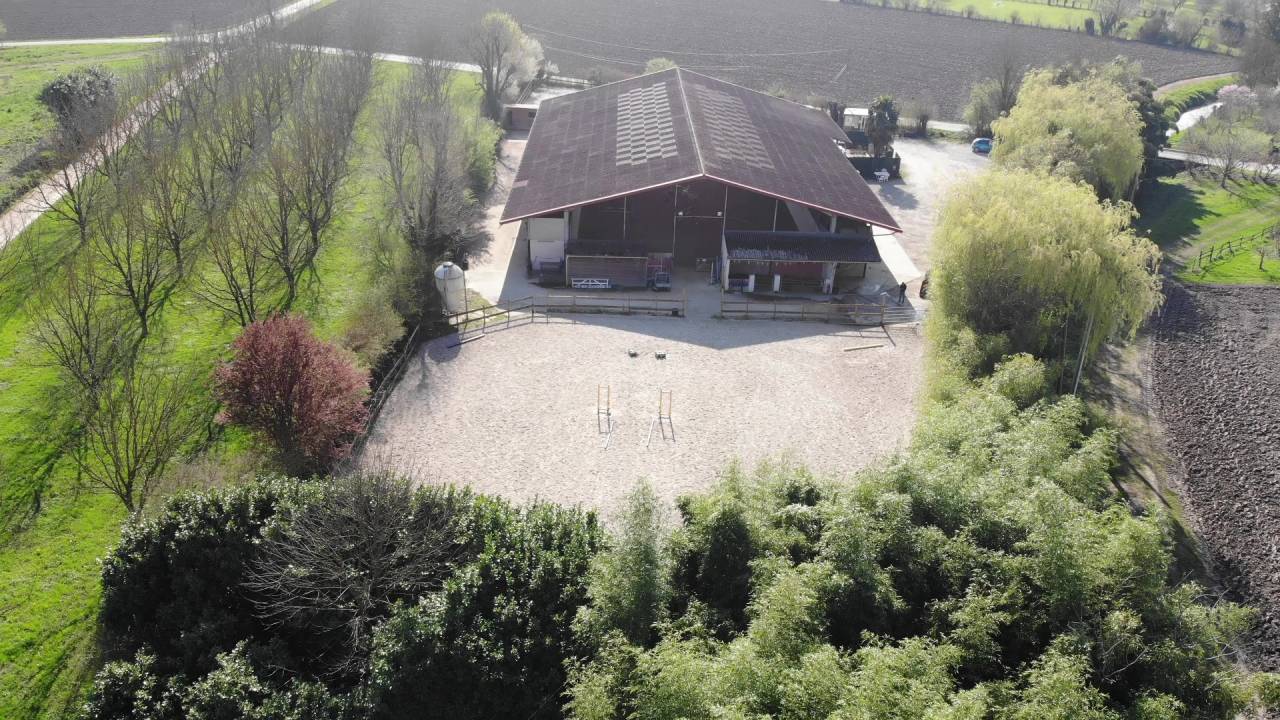 Etablissement &eacute;questre en activit&eacute; sur 9 ha - Is&egrave;re (38