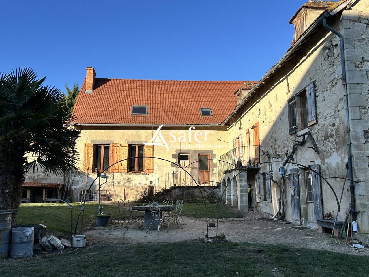 Ancienne ferme de ch&acirc;teau avec nombreux b&acirc;timents et environ 2