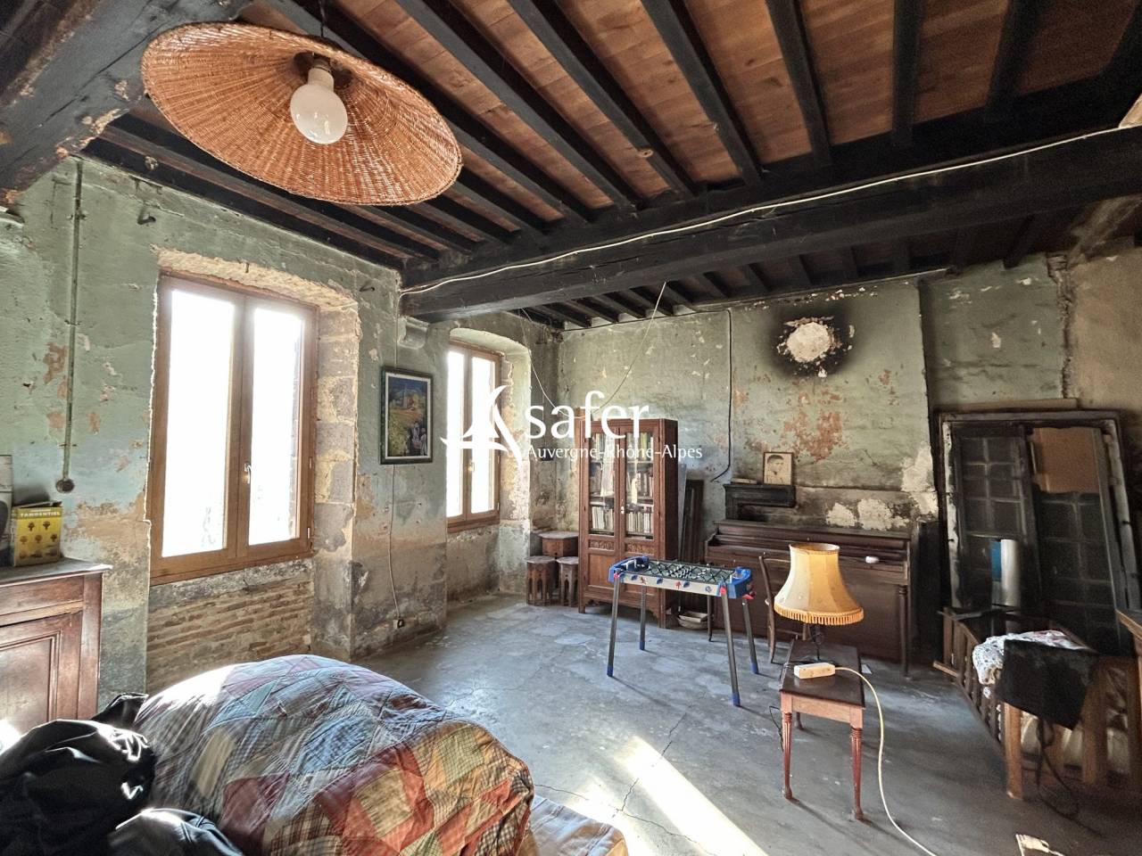 Ancienne ferme de ch&acirc;teau avec nombreux b&acirc;timents et environ 2