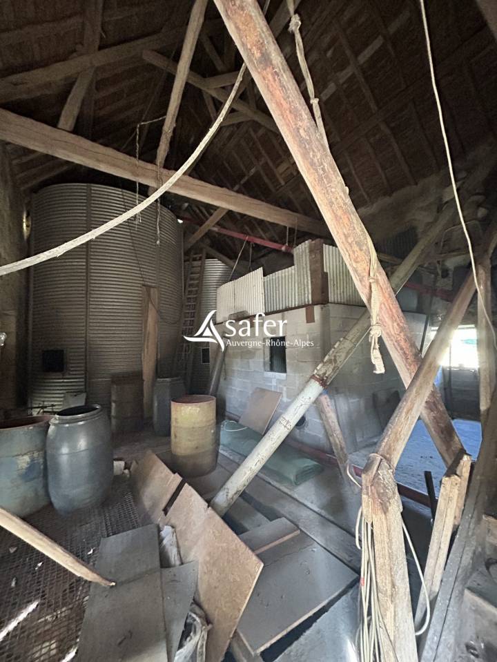 Ancienne ferme de ch&acirc;teau avec nombreux b&acirc;timents et environ 2