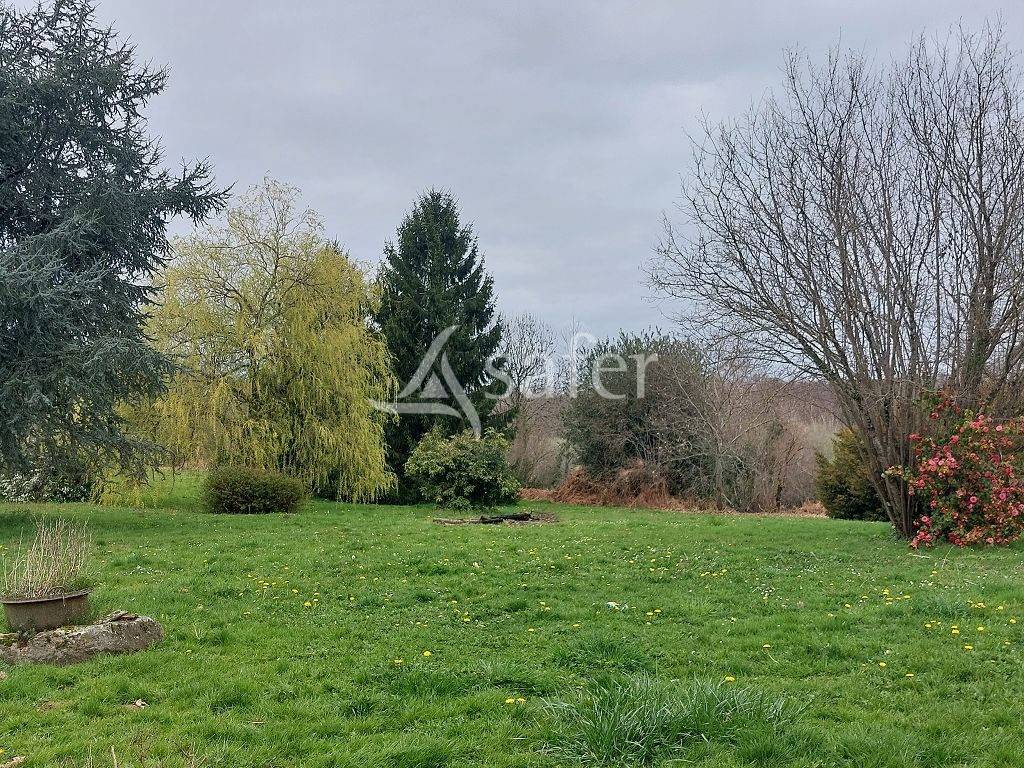 Ensemble b&acirc;ti avec environ 12ha60 et son plan d'eau.