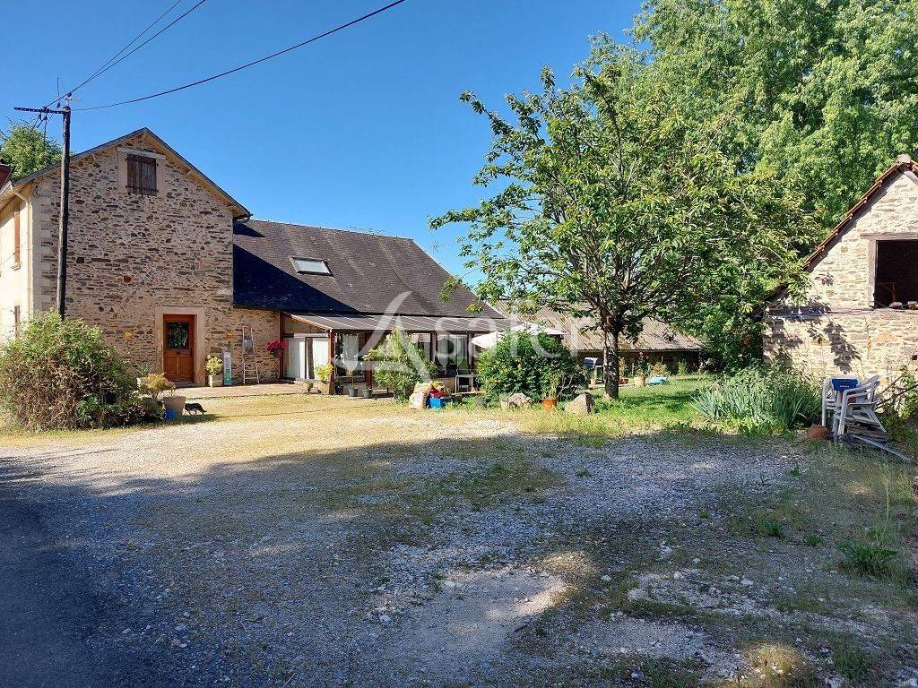 Ensemble b&acirc;ti avec environ 12ha60 et son plan d'eau.