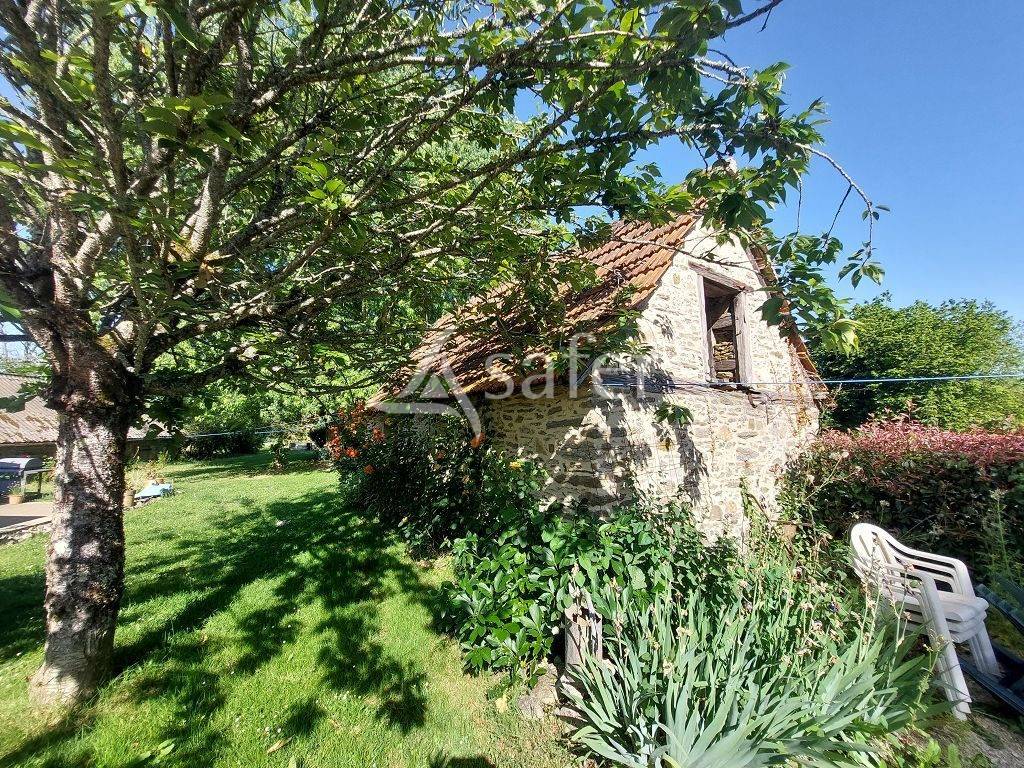 Ensemble b&acirc;ti avec environ 12ha60 et son plan d'eau.
