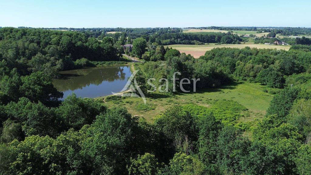 Ensemble b&acirc;ti avec environ 12ha60 et son plan d'eau.