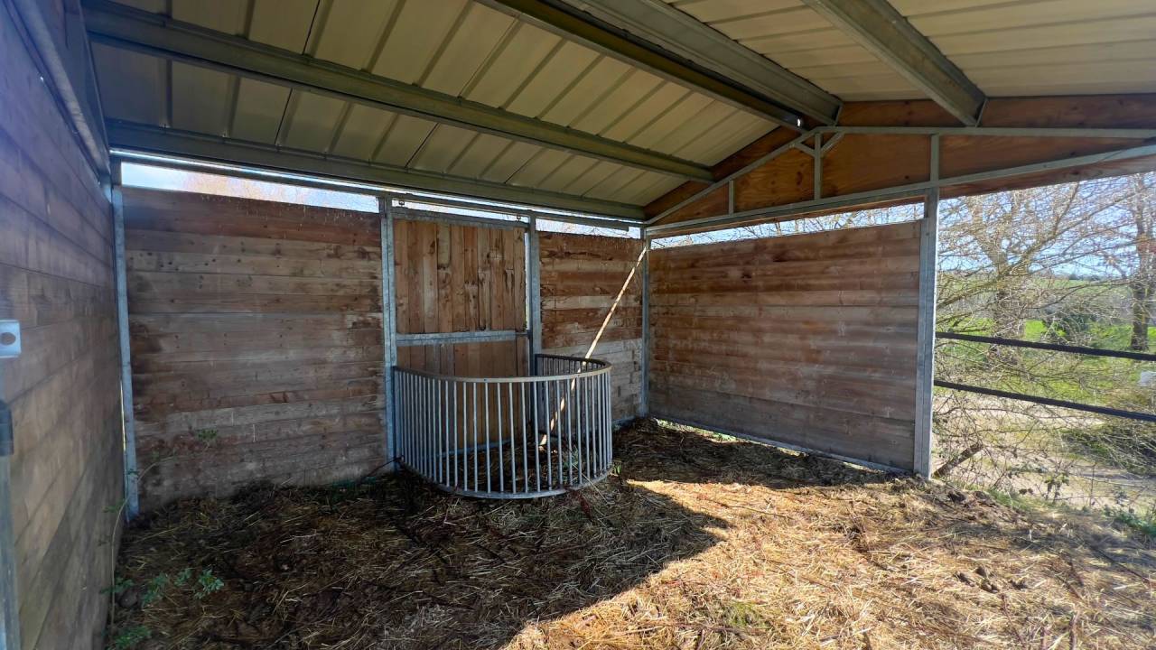 Propri&eacute;t&eacute; &eacute;questre avec habitations, et 6,5 ha (12 ha)