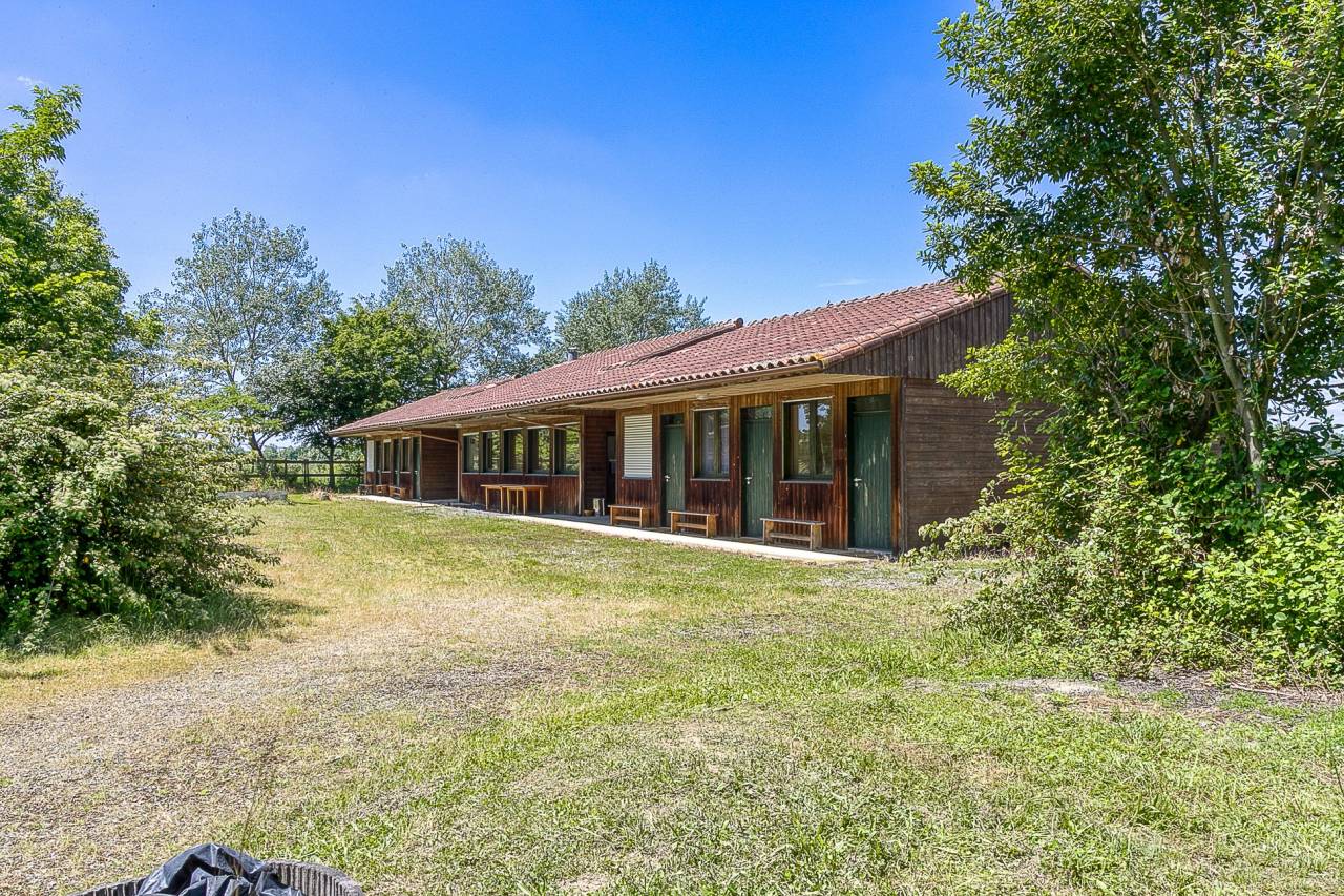DOMAINE EQUESTRE PROFESSIONNEL SUR 6,5 HA - (65)
