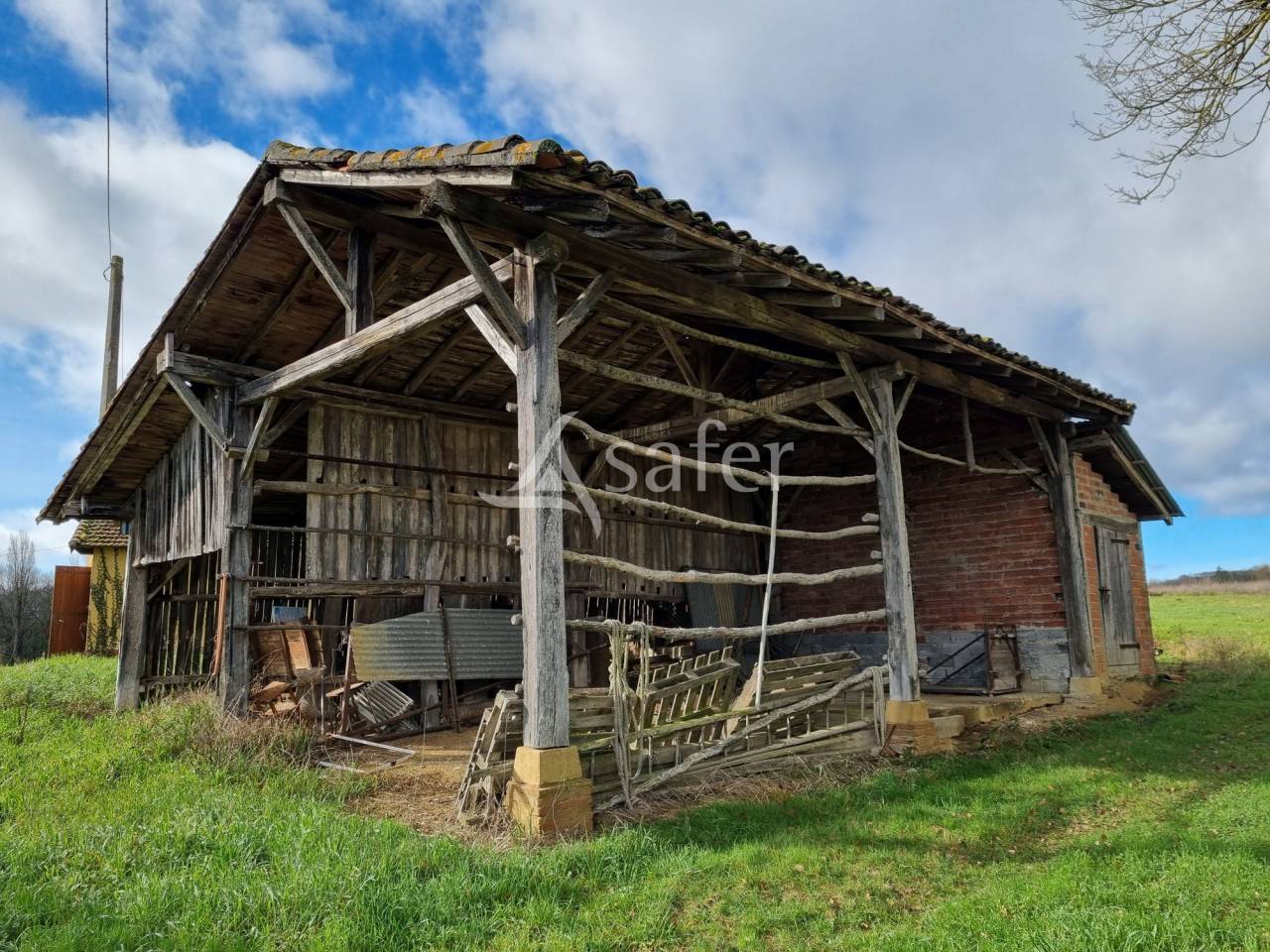 Maison et d&eacute;pendances agricoles sur 4 hectares - Proche Toulous