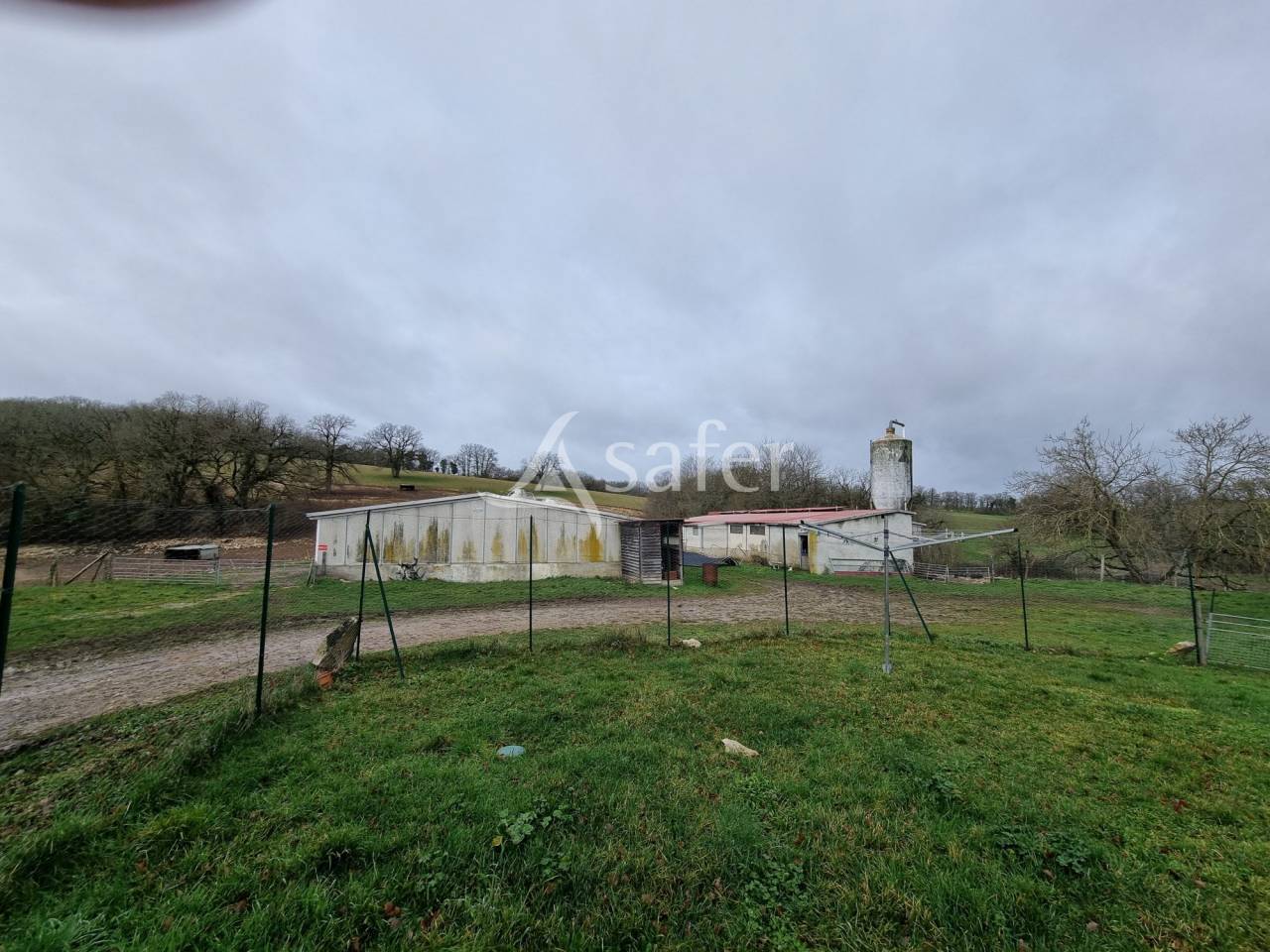 Vente foncier avec b&acirc;ti ou Cession de parts sociales d'exploita