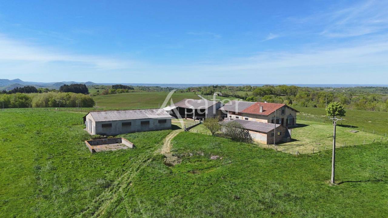 Maison et d&eacute;pendances agricoles sur 25 hectares agricoles - Pro