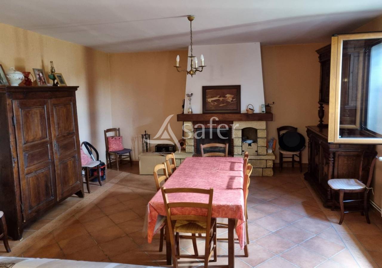 Maison et d&eacute;pendances agricoles sur 25 hectares agricoles - Pro