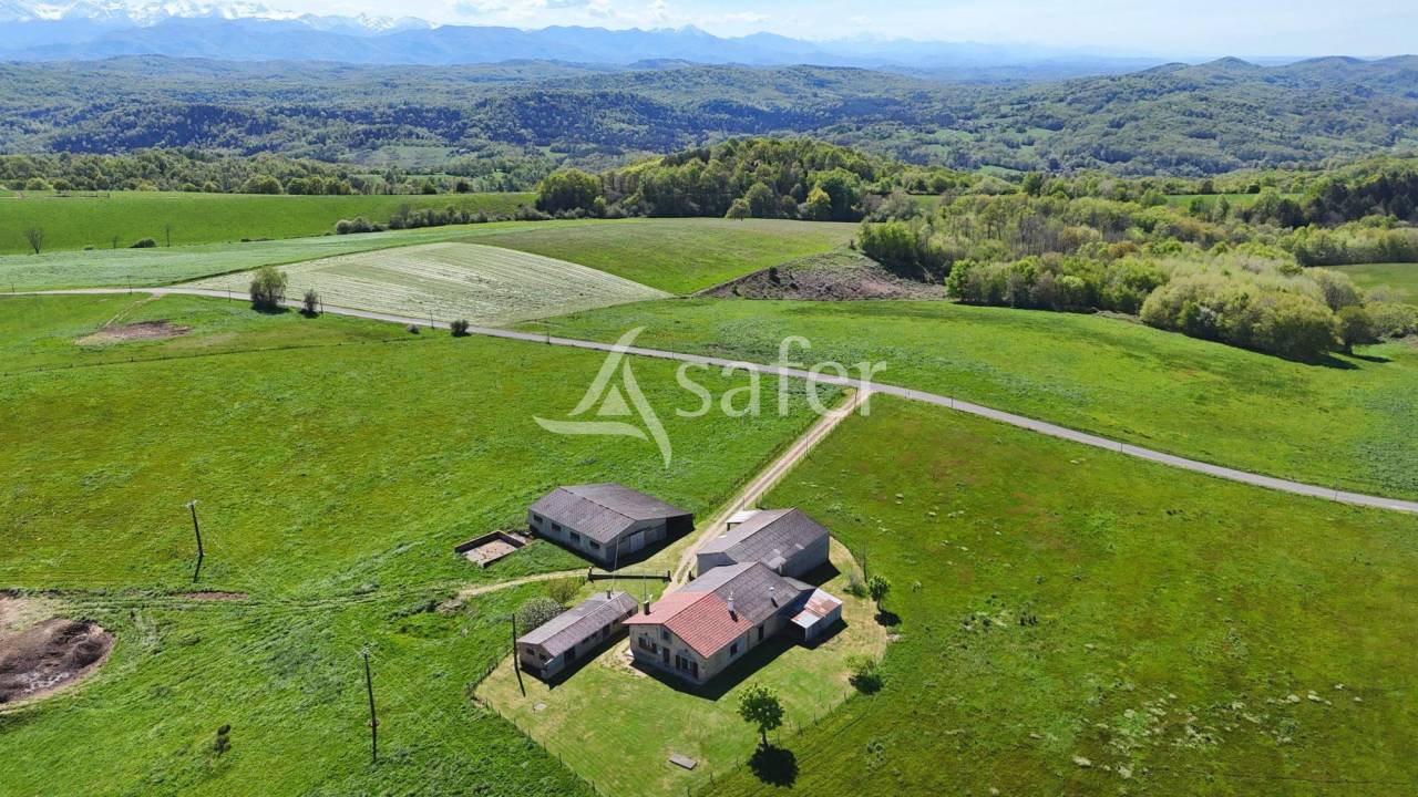 Maison et d&eacute;pendances agricoles sur 25 hectares agricoles - Pro