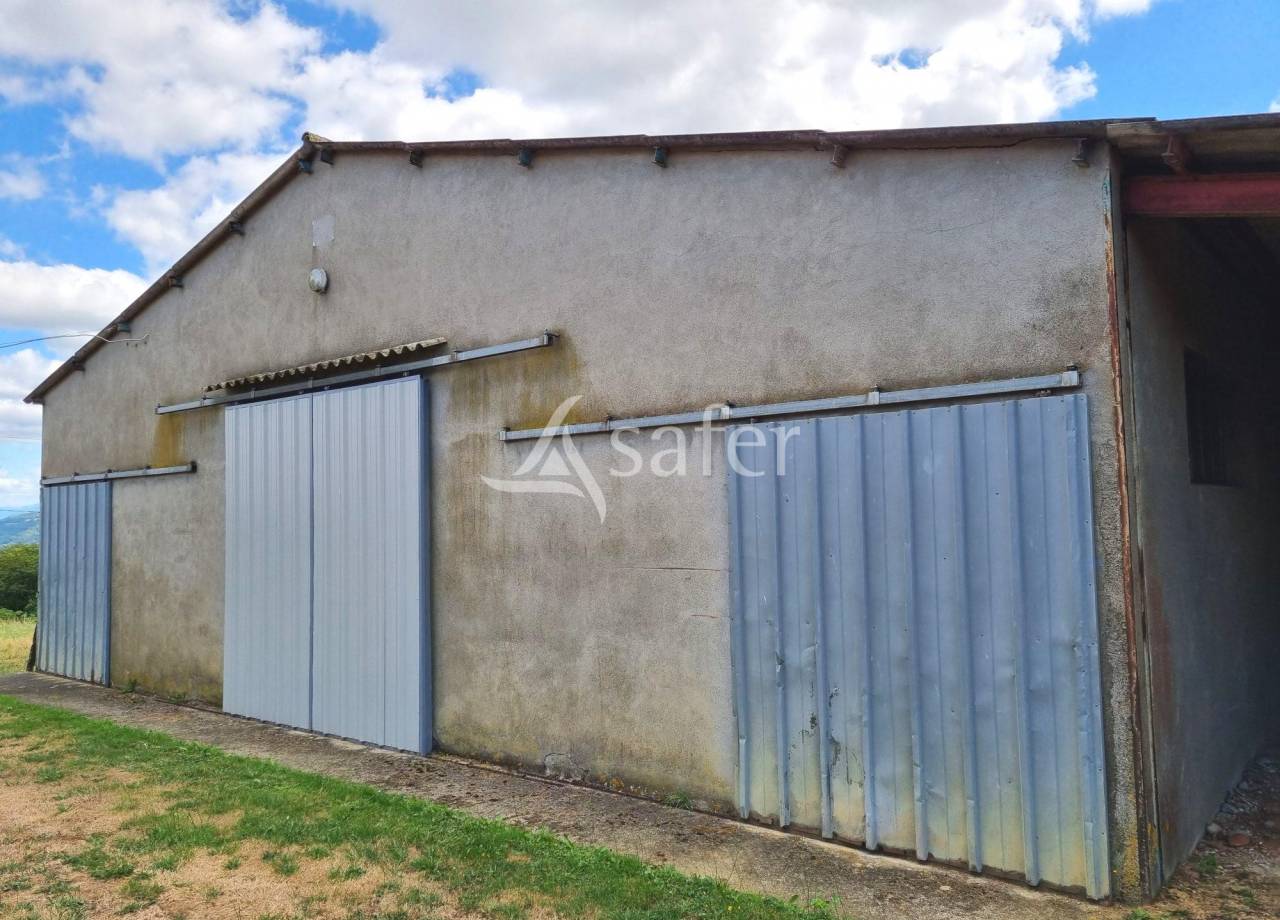 Maison et d&eacute;pendances agricoles sur 25 hectares agricoles - Pro