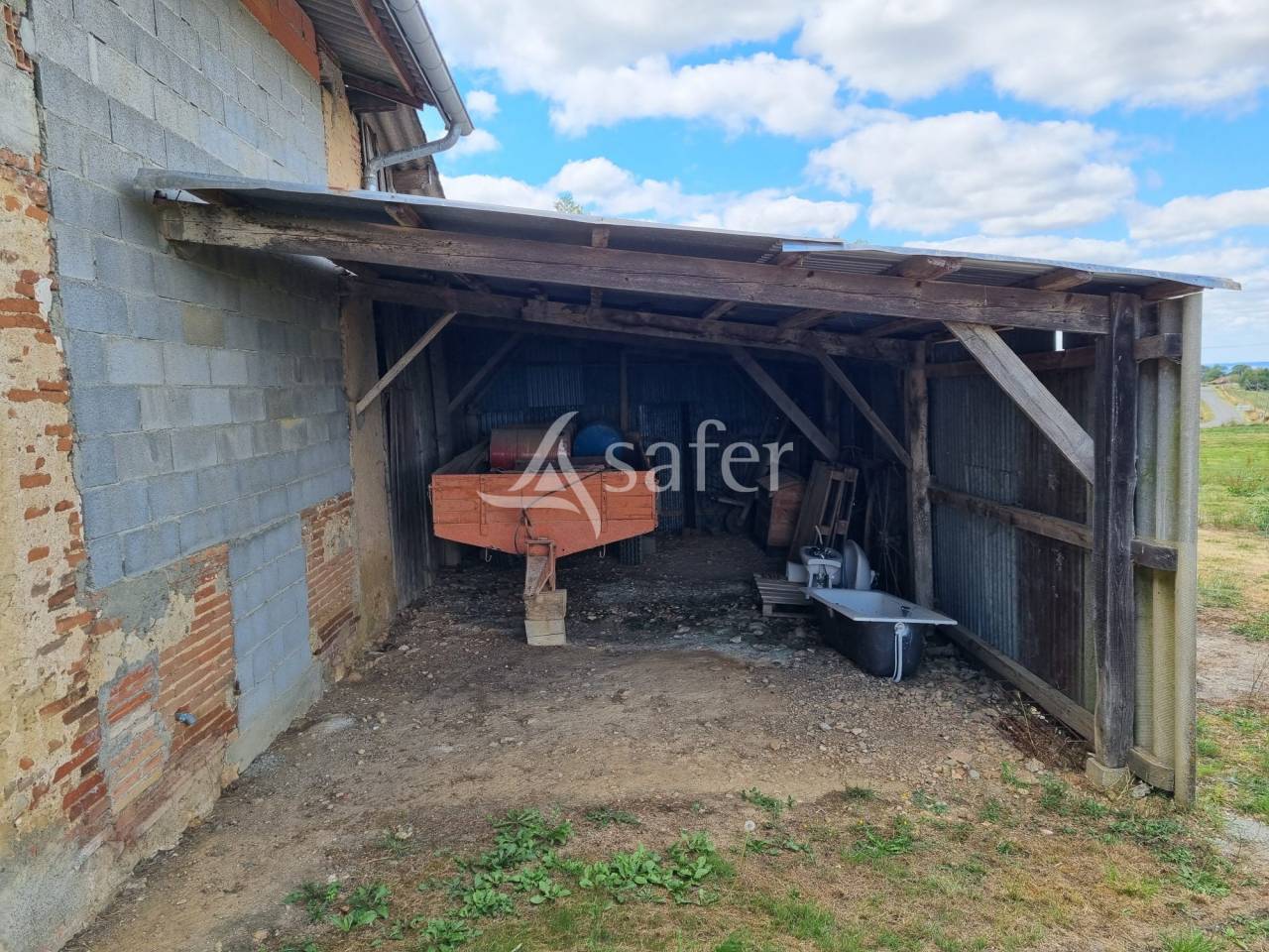 Maison et d&eacute;pendances agricoles sur 25 hectares agricoles - Pro