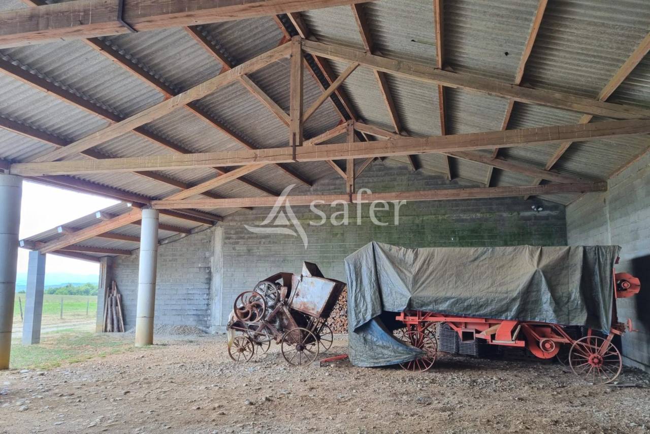 Maison et d&eacute;pendances agricoles sur 25 hectares agricoles - Pro