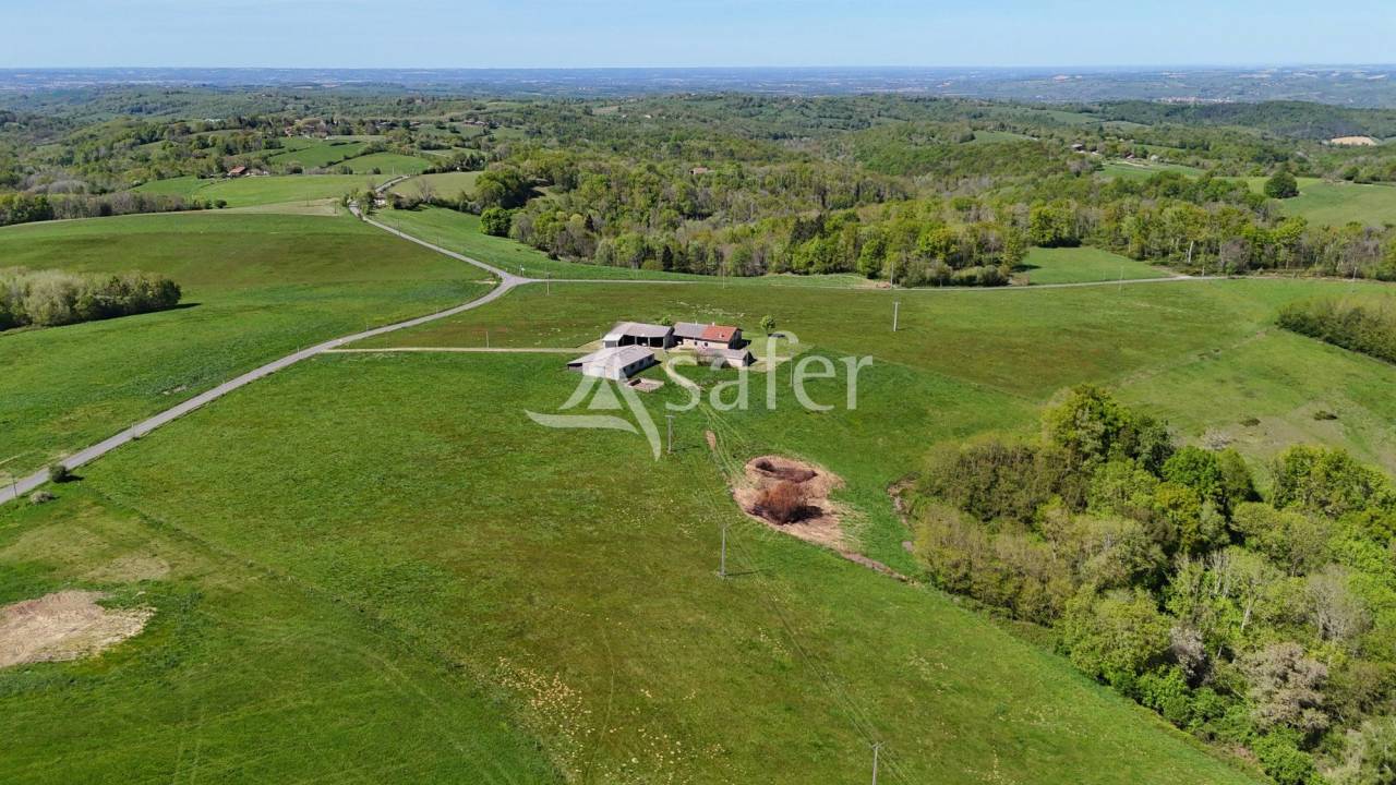 Maison et d&eacute;pendances agricoles sur 25 hectares agricoles - Pro