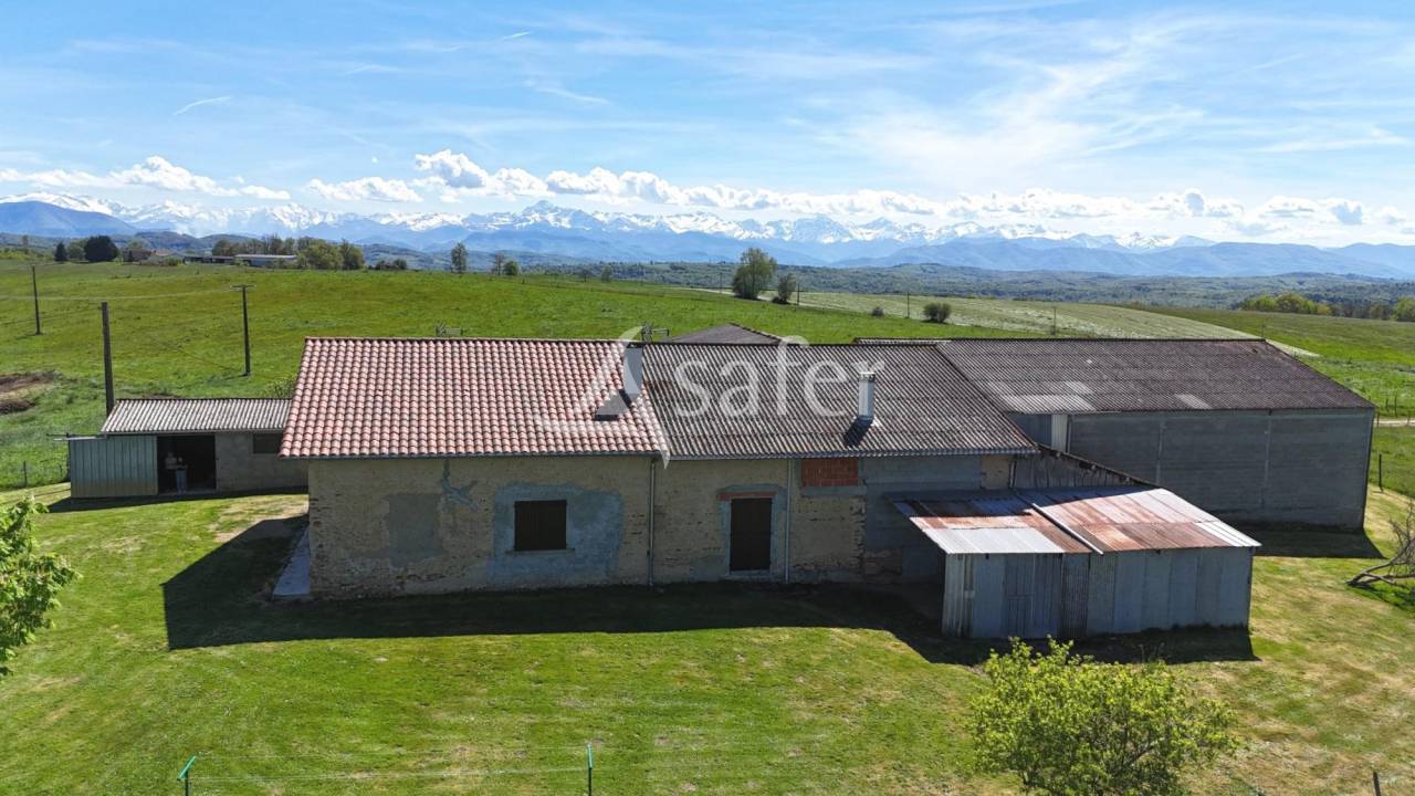 Maison et d&eacute;pendances agricoles sur 25 hectares agricoles - Pro