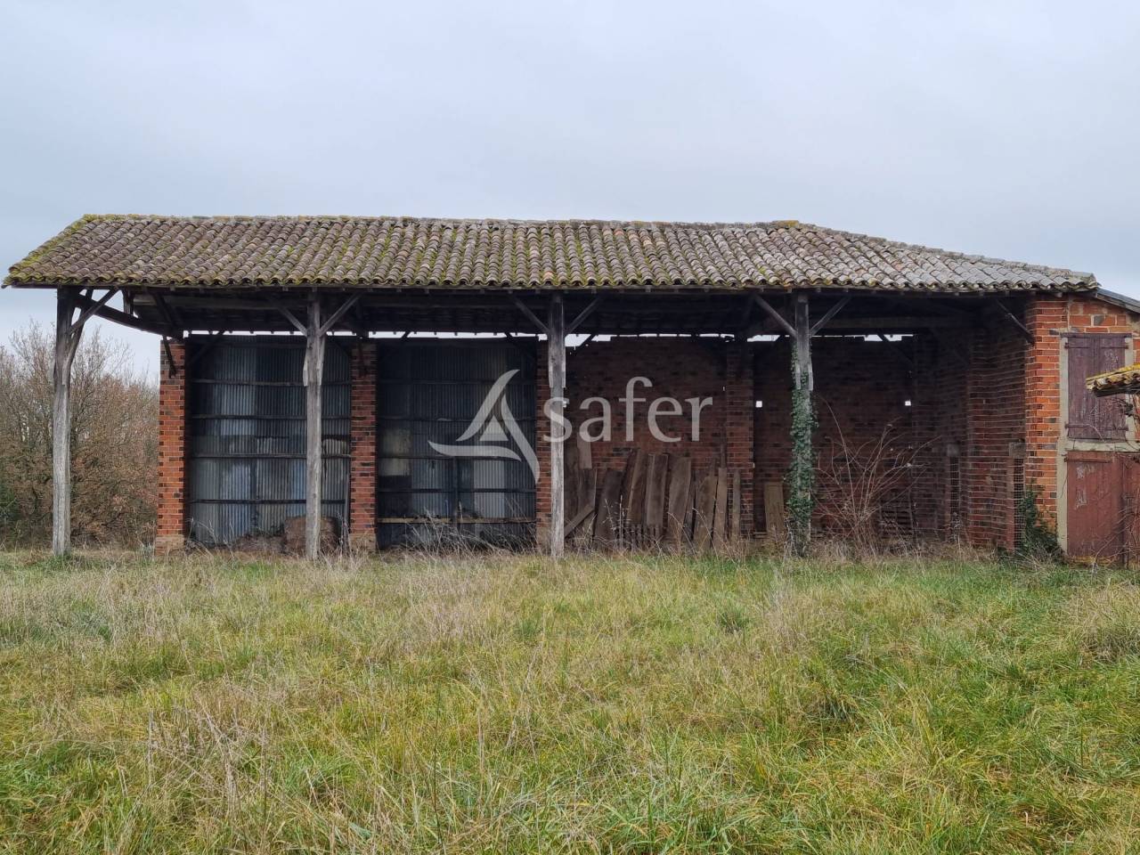 Habitation et d&eacute;pendances agricoles sur 21 hectares - Proche To