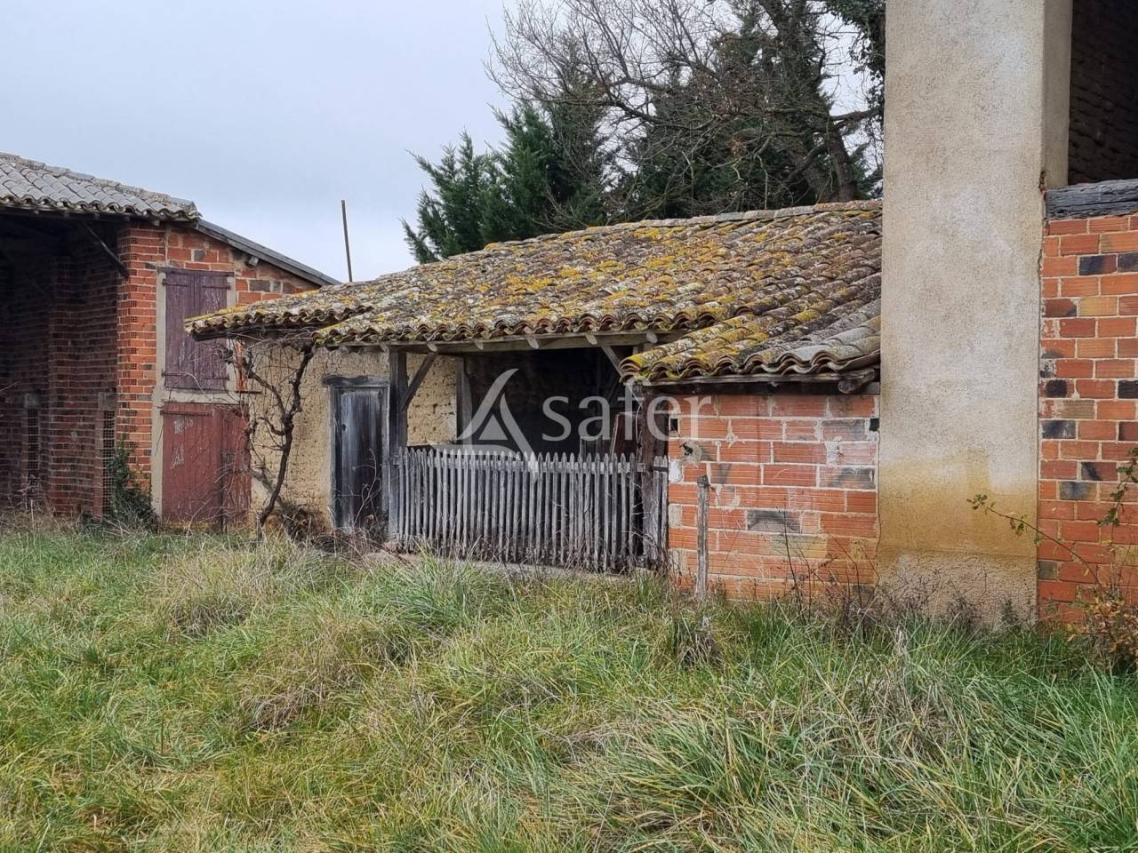 Habitation et d&eacute;pendances agricoles sur 21 hectares - Proche To