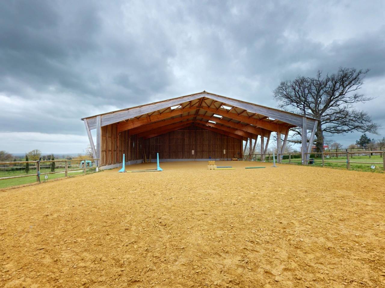 Propri&eacute;t&eacute; &eacute;questre , maison, barn , carri&egrave;re couverte.