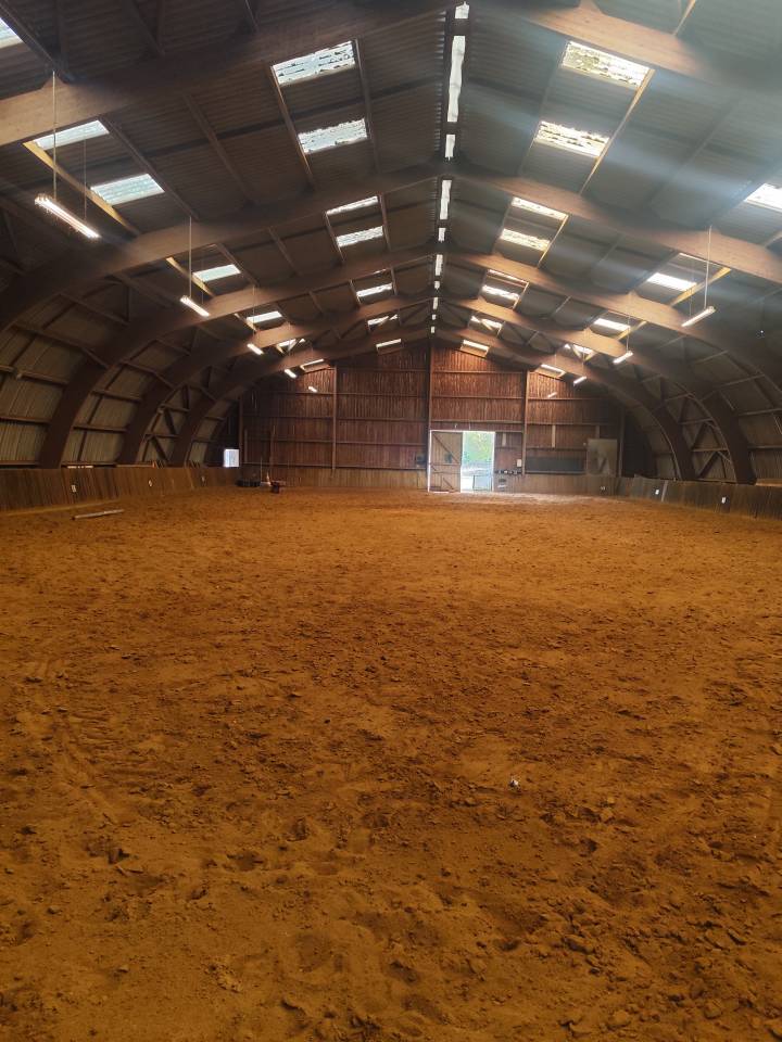 Vend petite structure &eacute;questre avec habitation 